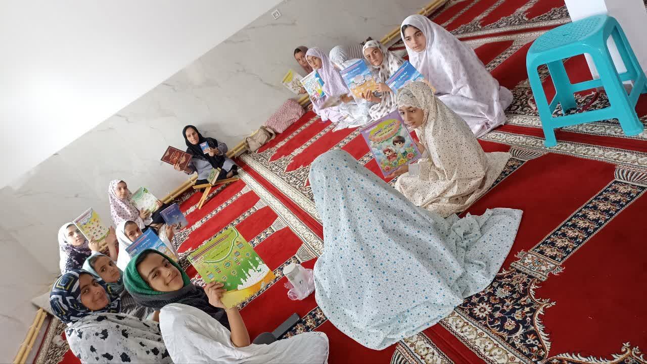 اهدای کتابهای قرآنی به دختران فعال قرآنی در خانه قرآن حدیث مریوان