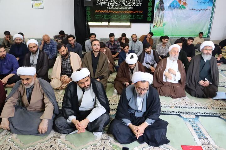 طلاب و آگاهان جامعه برای نجات بشر از جهالت و گمراهی اقدام کنند