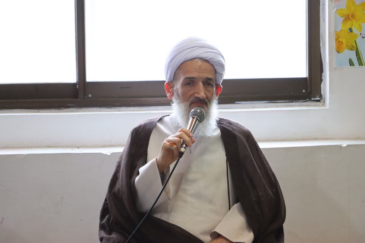 طلاب و آگاهان جامعه برای نجات بشر از جهالت و گمراهی اقدام کنند