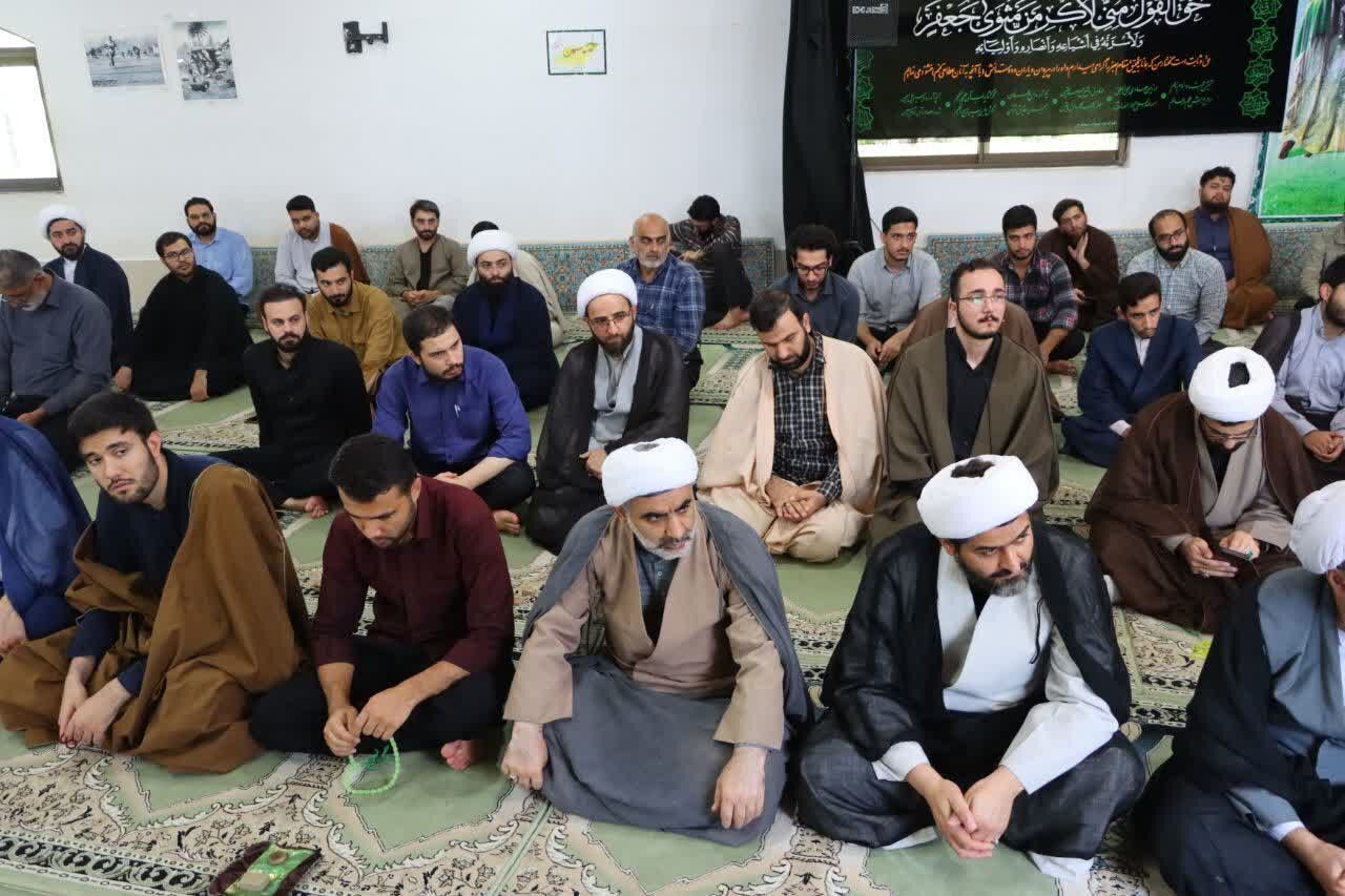 طلاب و آگاهان جامعه برای نجات بشر از جهالت و گمراهی اقدام کنند