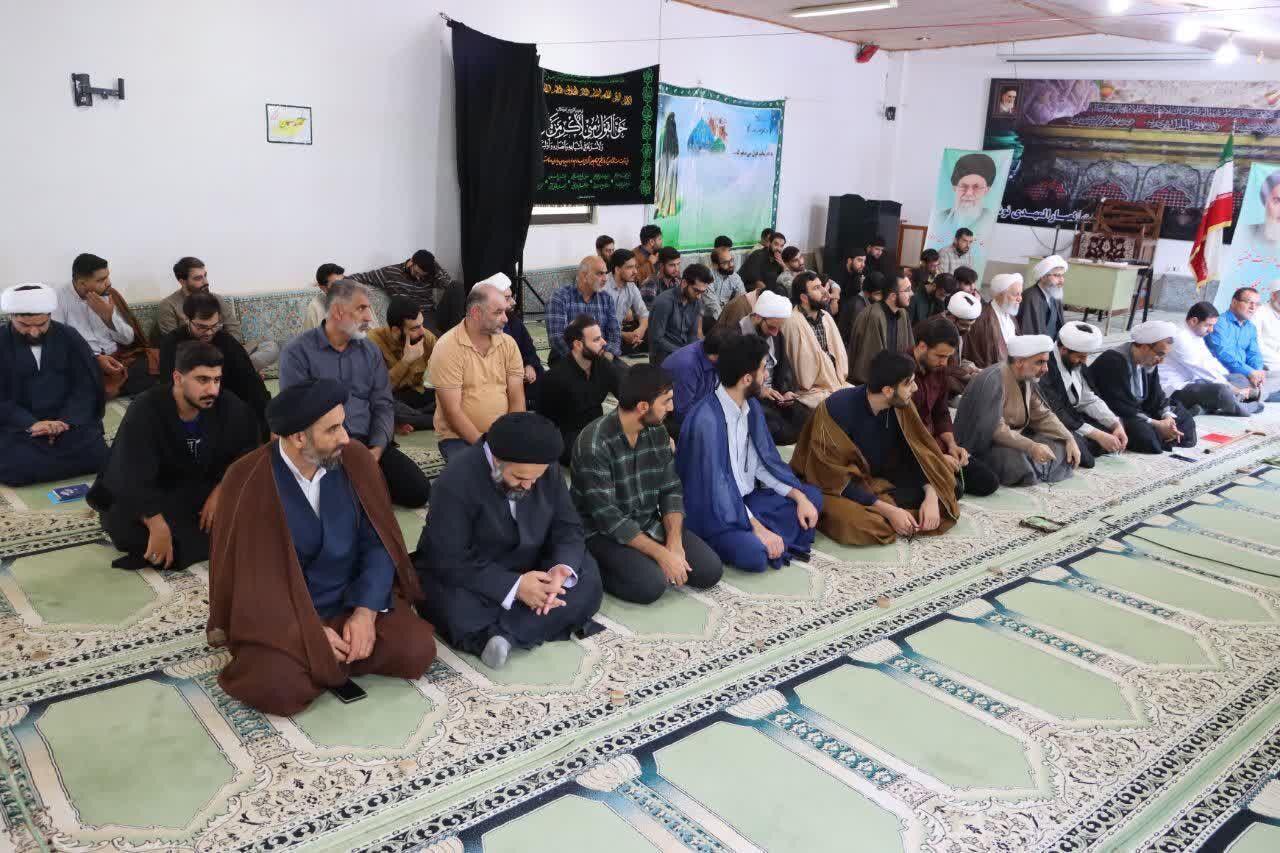 طلاب و آگاهان جامعه برای نجات بشر از جهالت و گمراهی اقدام کنند