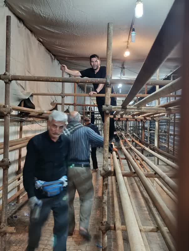 میزبانی بچههای مسجد از زائران اربعینیِ سامرا در قرارگاه امام موسی کاظم(ع)