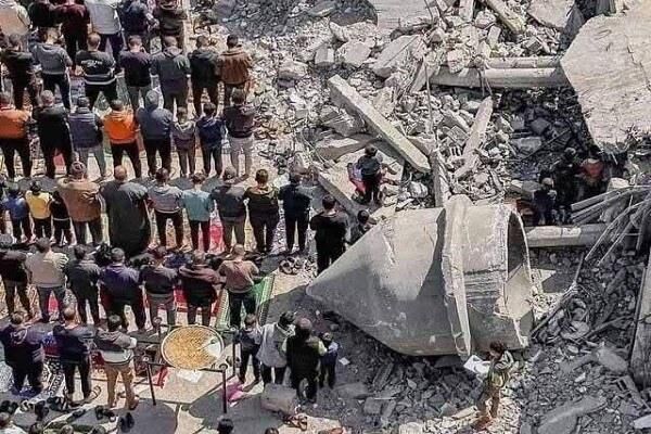 نماز در میان خرابه‌های مسجد