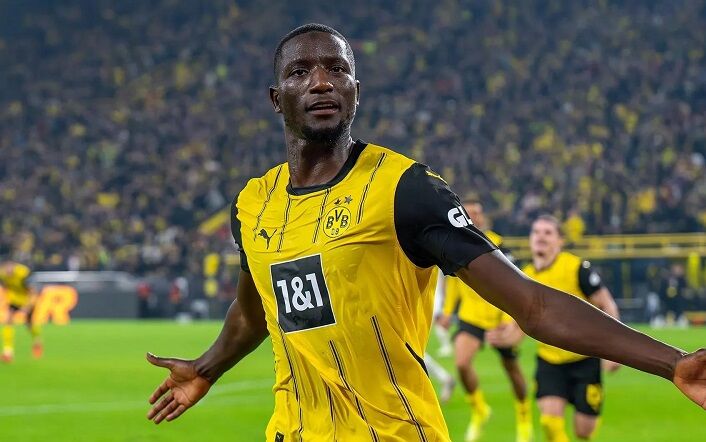 تلاوت قرآن کریم ستاره بوروسیا دورتموند، در مدرسه‌ای در گینه