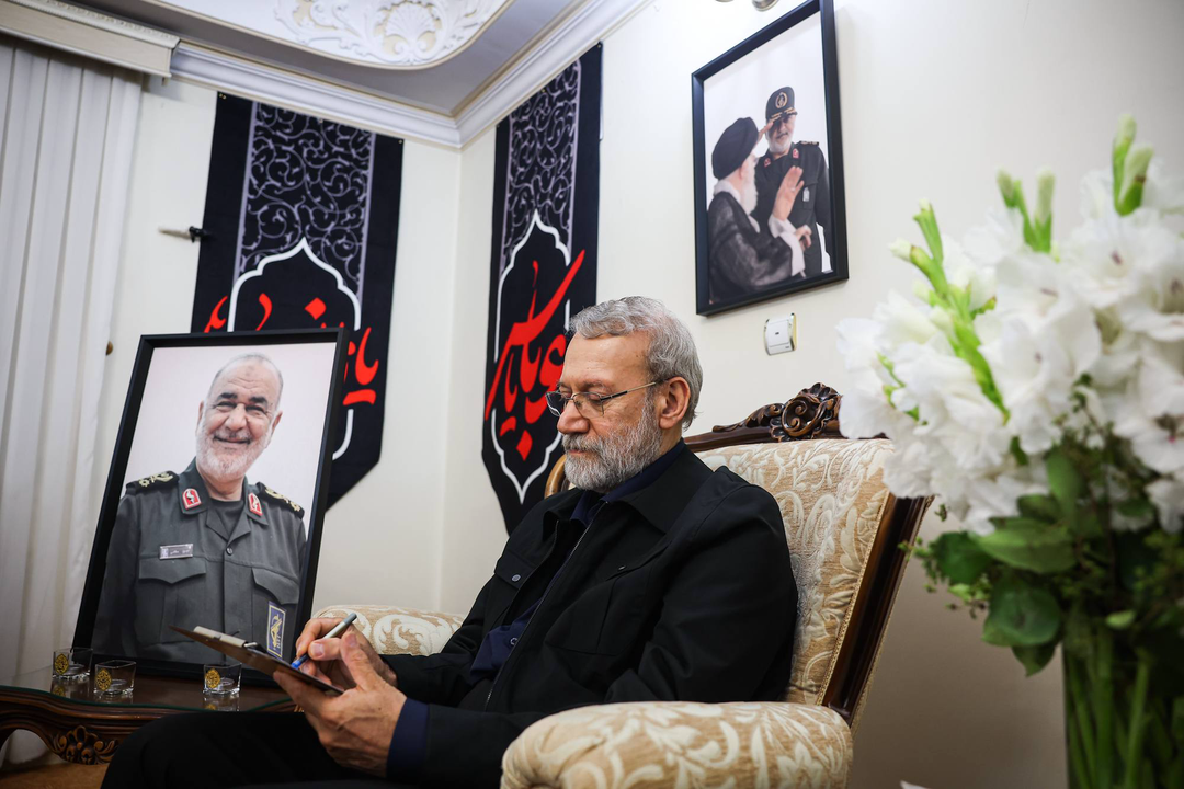 دیدار لاریجانی با خانواده شهیدان باقری و سلامی