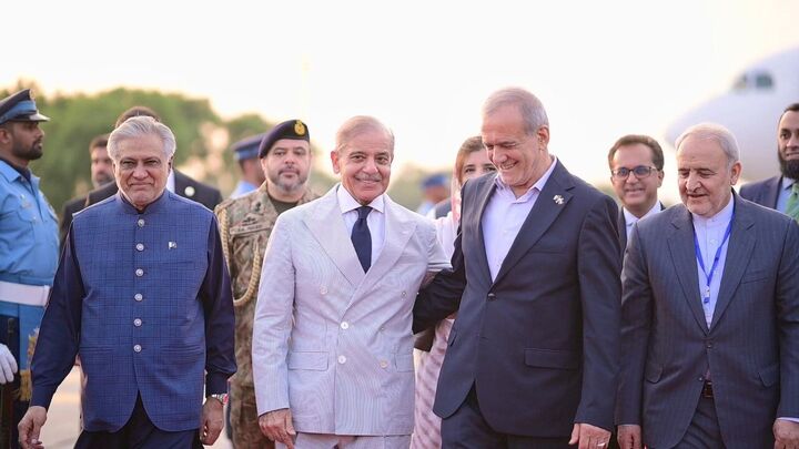 برگزاری مراسم استقبال رسمی از پزشکیان از سوی شهباز شریف