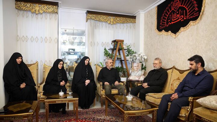 دیدار لاریجانی با خانواده شهیدان باقری و سلامی