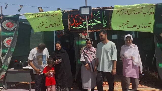 خدمت‌رسانی موکب شهدای طارم و هاشم‌آباد به زائران اربعین در مسیر گهکم به شیراز