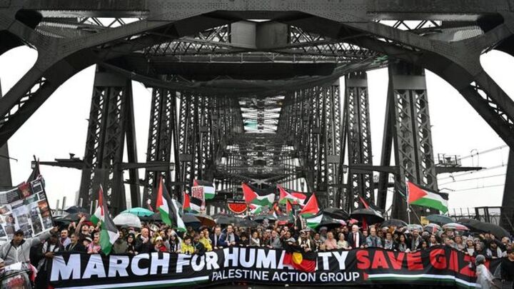 راهپیمایی حامیان فلسطین ضد گرسنگی و جنگ در غزه روی پل «هاربر» سیدنی