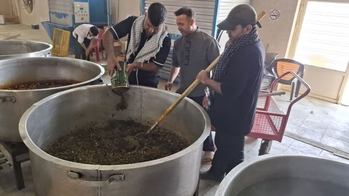 خادمی شبانه‌روزی موکب قرارگاه خاتم‌الانبیاء (ص) به زائران اربعین در مرز مهران