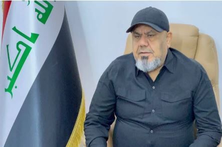 پرچم این مرد بالاست