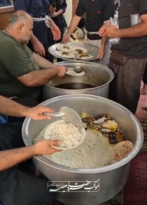 فعالیت ۶۰ خادم در موکب حضرت ولیعصر (عج) لنگرود / توزیع روزانه ۳هزار پرس غذا بین زوار