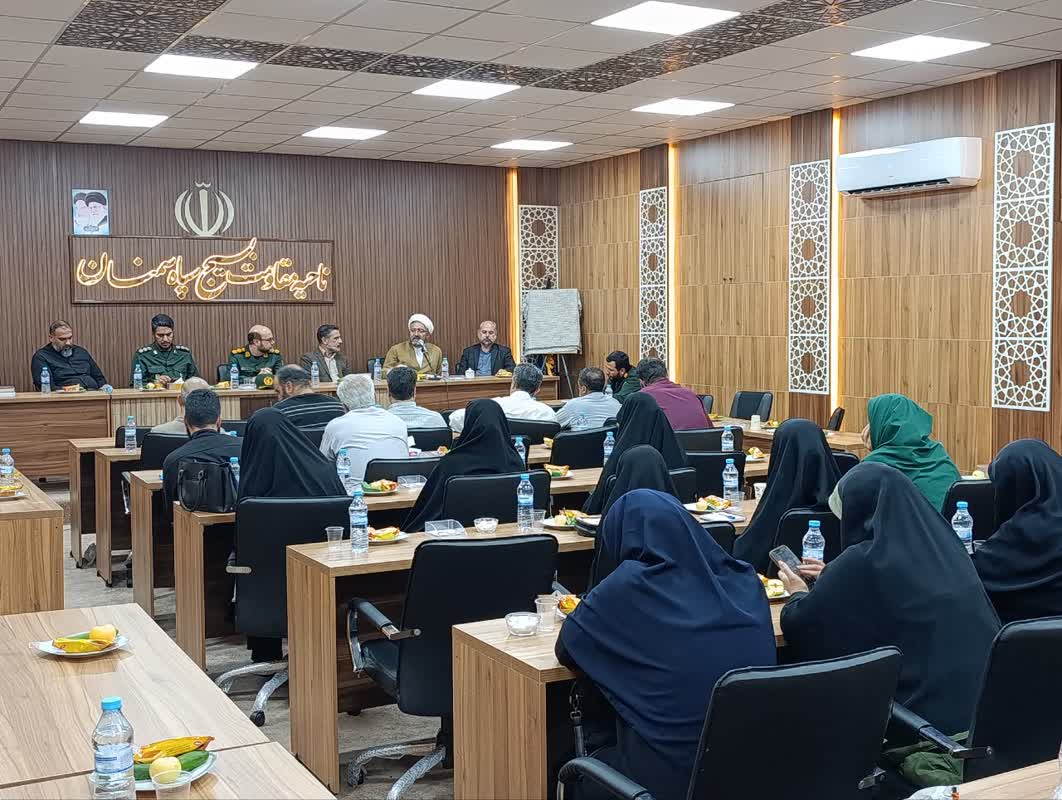 رسانه در خط مقدم دفاع از حقیقت و مردم است