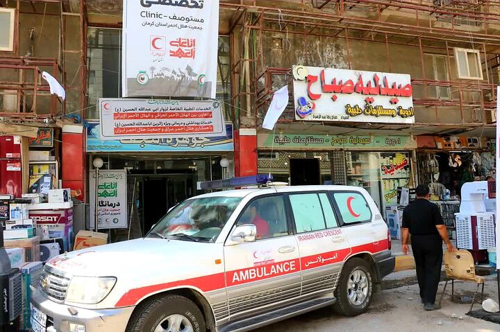 خدمات‌دهی کادر درمان جمعیت هلال‌احمر استان کرمان به زوار اربعین در درمانگاه هتل جوهرة‌النجف