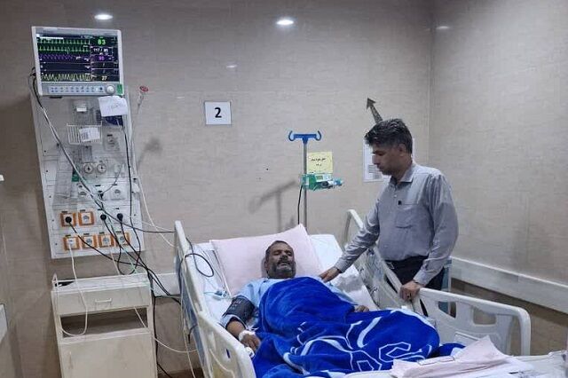 عیادت رئیس اداره ارشاد میناب از باقر رمضان‌زاده، هنرمند برجسته تئاتر