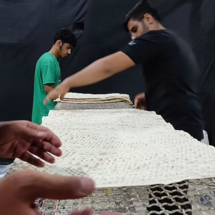 بچه‌های مسجد روزانه پنج تا ۱۰هزار قرص نان در نجف پخت و توزیع می‌کنند
