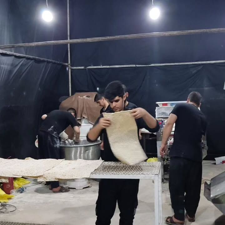 بچه‌های مسجد روزانه پنج تا ۱۰هزار قرص نان در نجف پخت و توزیع می‌کنند