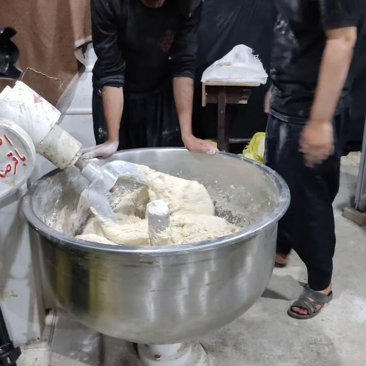 بچههای مسجد روزانه پنج تا ۱۰هزار قرص نان در نجف پخت و توزیع میکنند