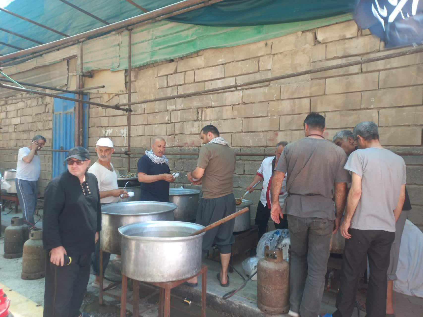 پخت ۶۷۰۰ پرس غذا در موکب قمر بنیهاشم (ع) در خیابان میثم تمار کربلا