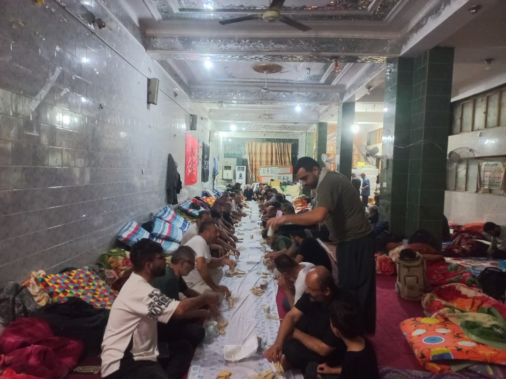 پخت ۶۷۰۰ پرس غذا در موکب قمر بنی‌هاشم (ع) در خیابان میثم تمار کربلا