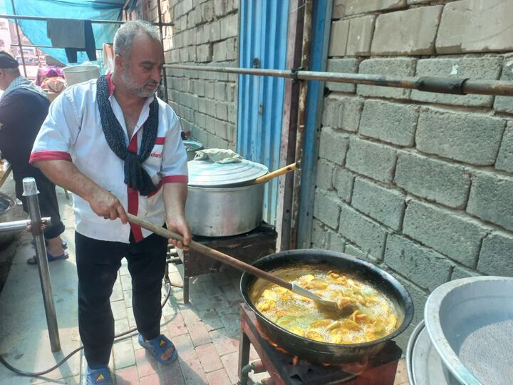 پخت ۶۷۰۰ پرس غذا در موکب قمر بنی‌هاشم (ع) در خیابان میثم تمار کربلا