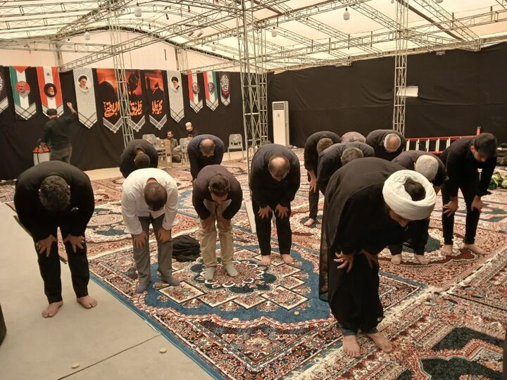 اقامه نماز جماعت در مرز باشماق با حضور زائران اربعین حسینی