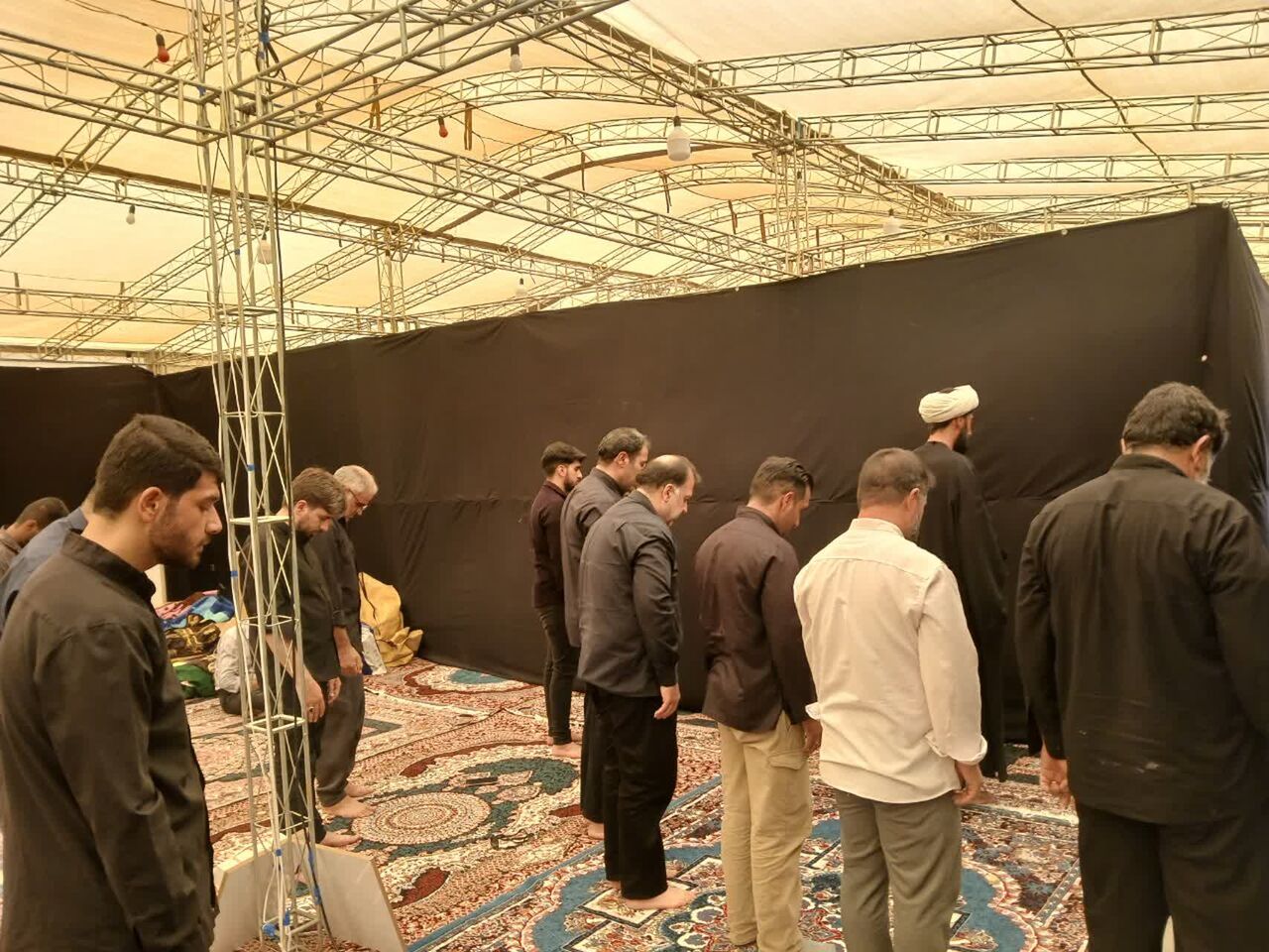 اقامه نماز جماعت در مرز باشماق با حضور زائران اربعین حسینی