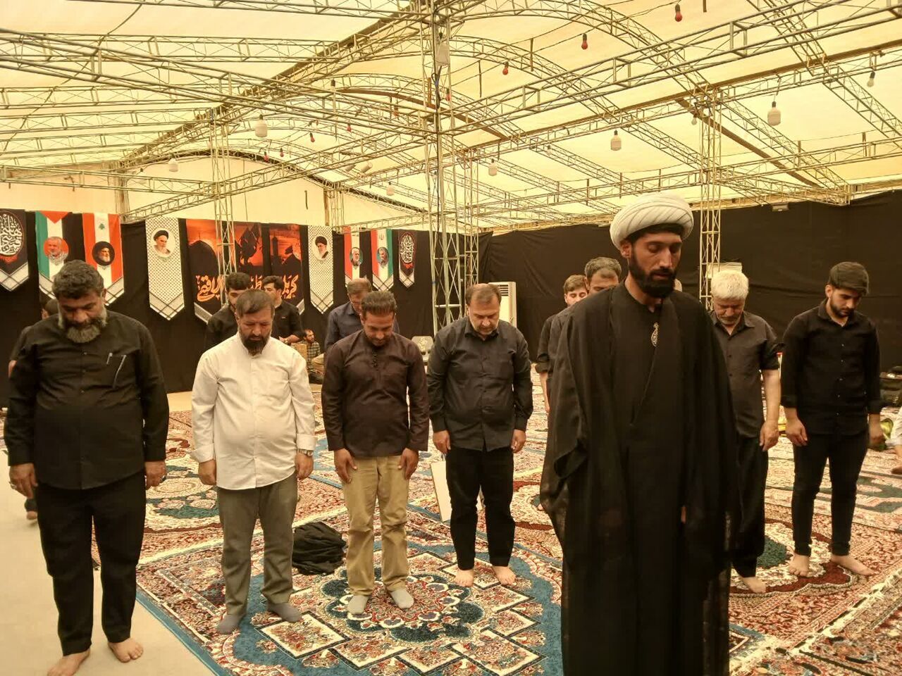 اقامه نماز جماعت در مرز باشماق با حضور زائران اربعین حسینی