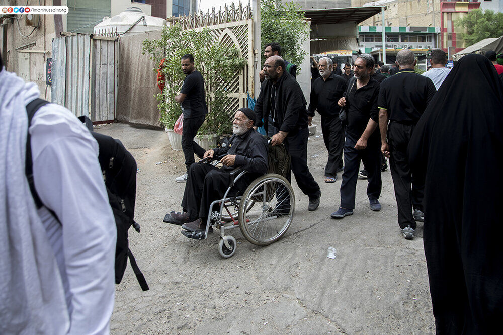 بال‌هایی برای زیارت؛ روایت خادمانِ خاموشِ ویلچری‌های اربعین