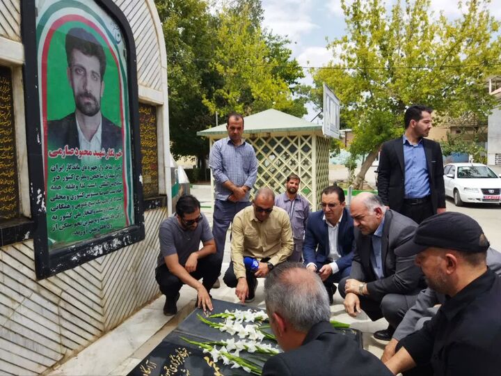 غبارروبی مزار خبرنگار شهید «محمود صارمی» در بروجرد