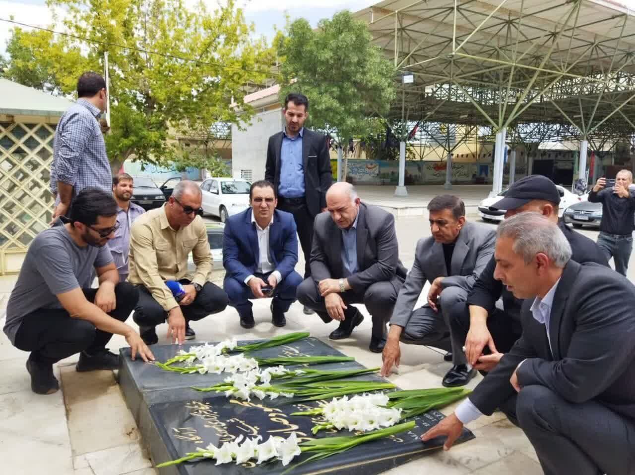 غبارروبی مزار خبرنگار شهید «محمود صارمی» در بروجرد