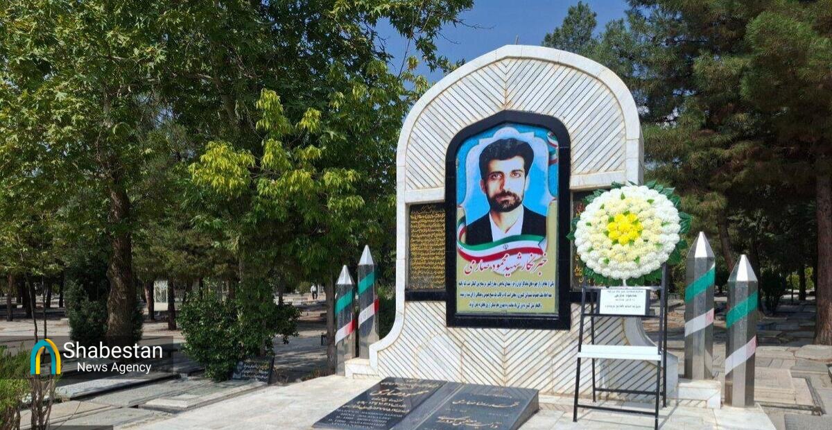 عطرافشانی مزار خبرنگار شهید «محمود صارمی» در بروجرد