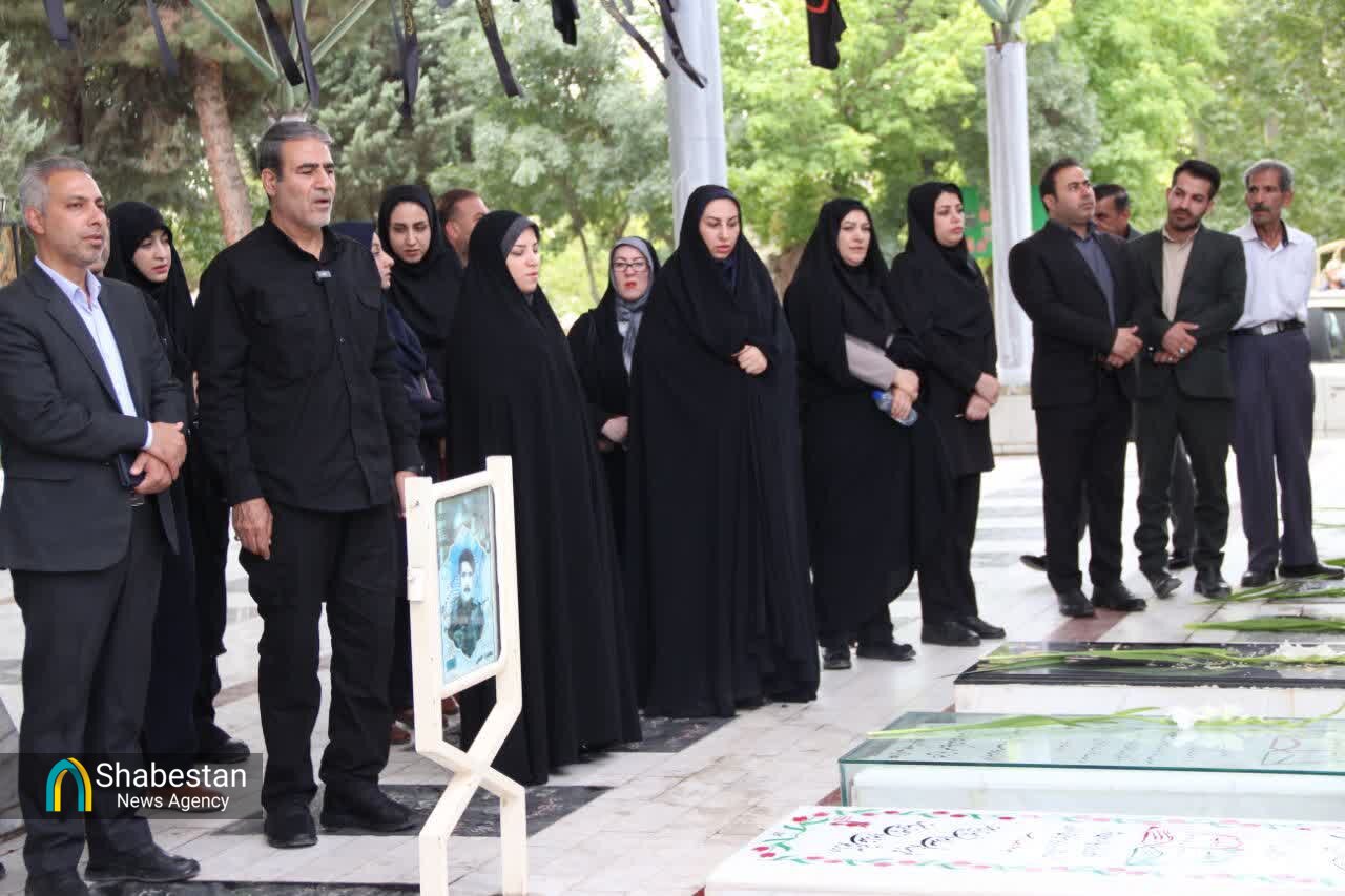 عطرافشانی مزار خبرنگار شهید «محمود صارمی» در بروجرد