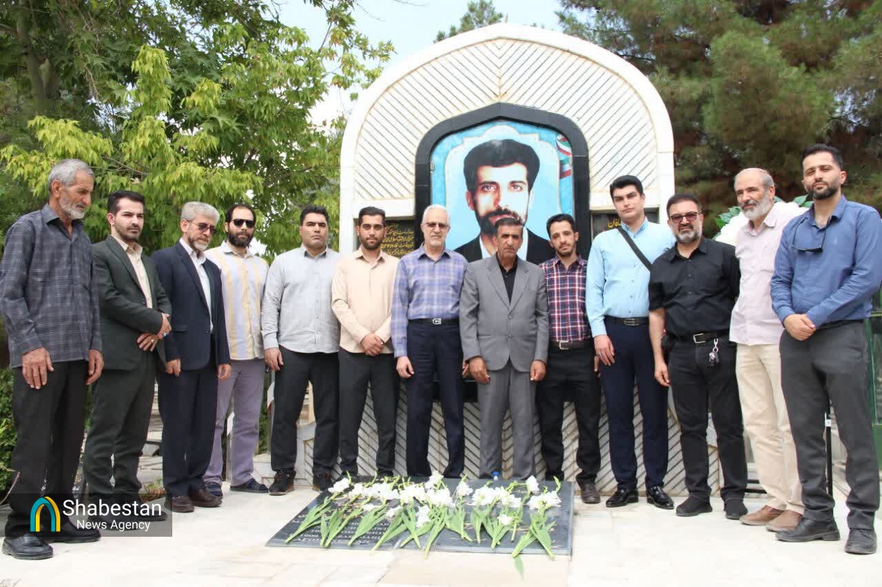 عطرافشانی مزار خبرنگار شهید «محمود صارمی» در بروجرد