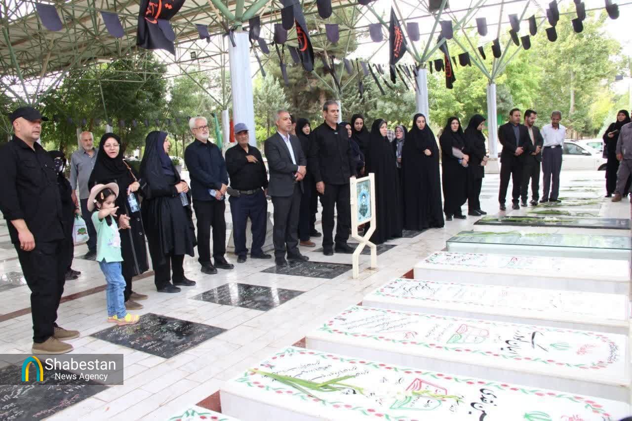 عطرافشانی مزار خبرنگار شهید «محمود صارمی» در بروجرد