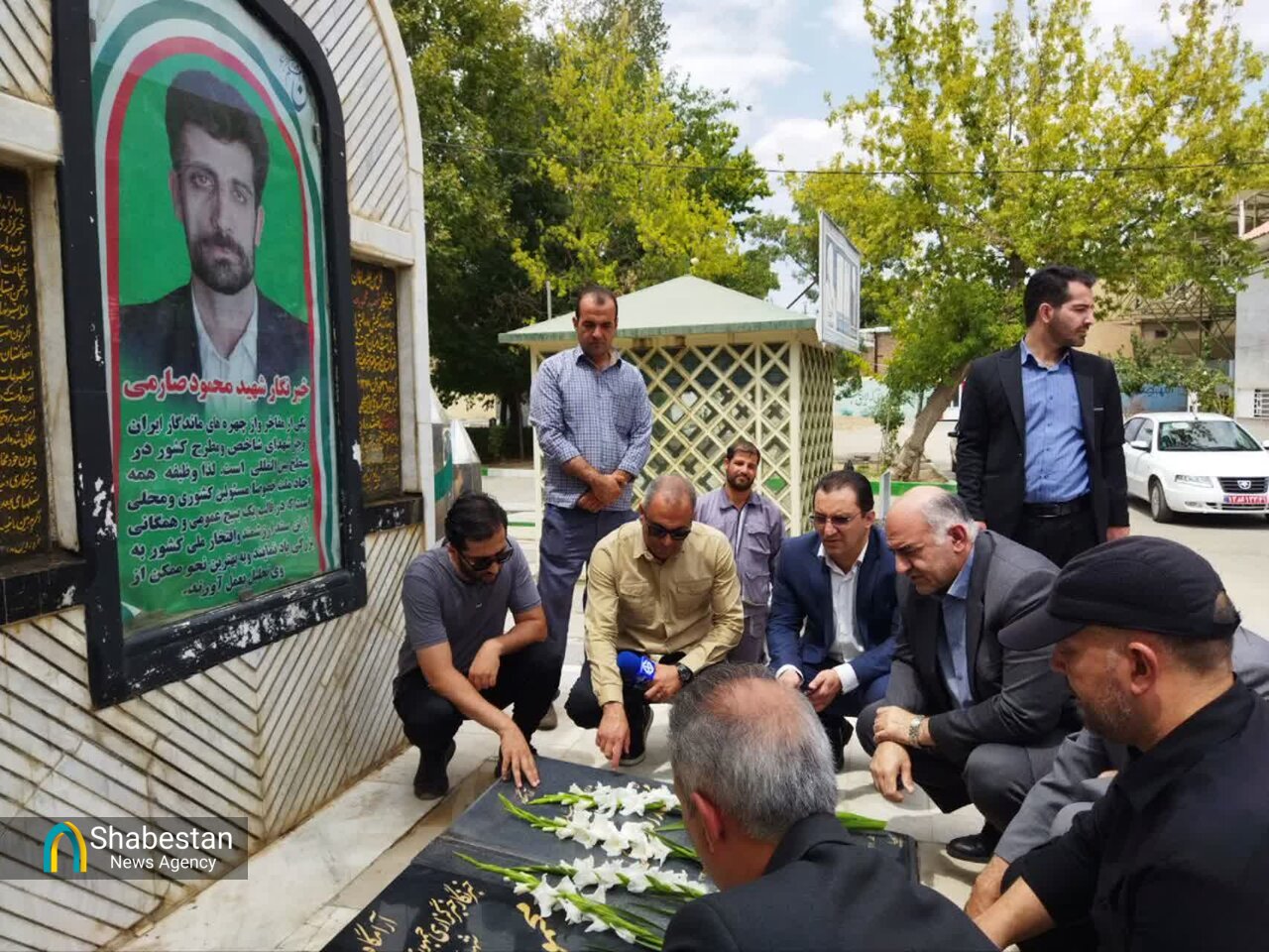 عطرافشانی مزار خبرنگار شهید «محمود صارمی» در بروجرد