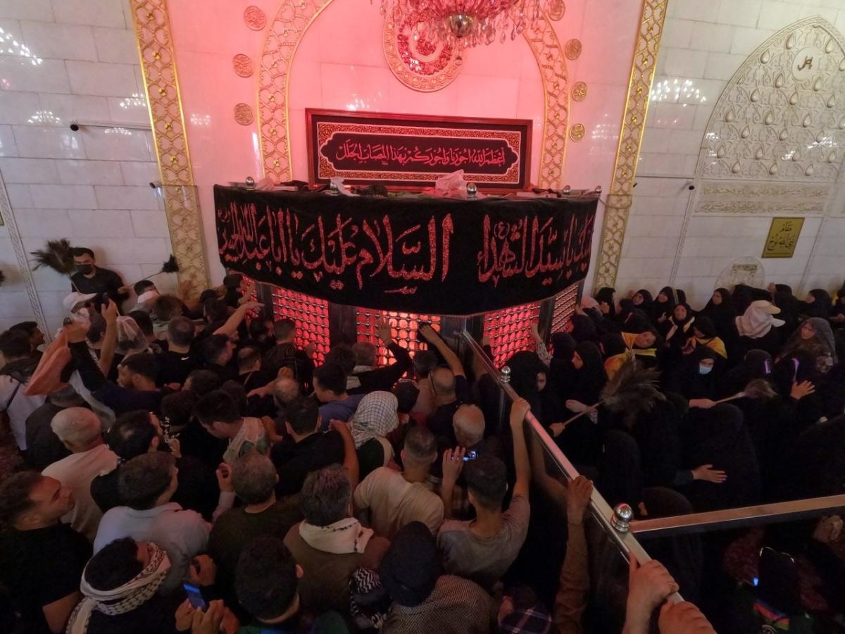 حضور  هزاران زائر اربعین حسینی در مسجد کوفه+عکس