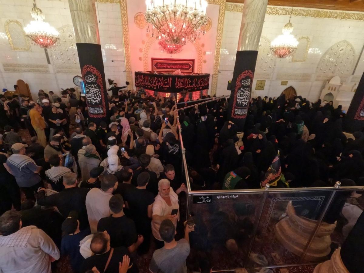 حضور هزاران زائر اربعین حسینی در مسجد کوفه+عکس