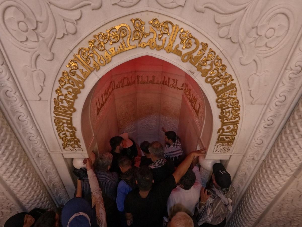 حضور هزاران زائر اربعین حسینی در مسجد کوفه+عکس