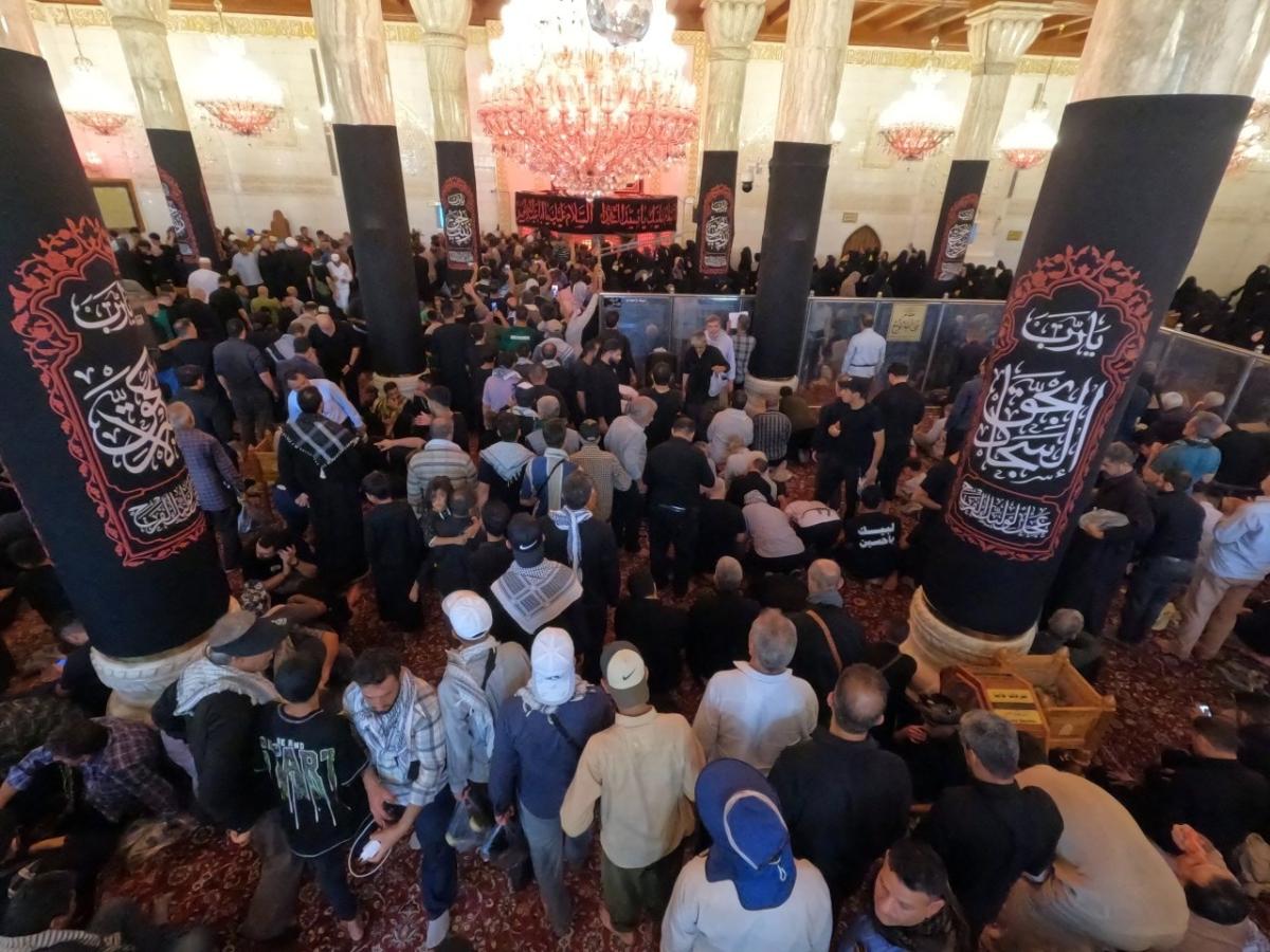 حضور  هزاران زائر اربعین حسینی در مسجد کوفه+عکس
