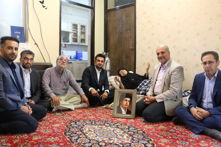 ادای دین به پیش‌قراول آگاهی؛ دیدار با مادر اولین شهید رسانه ایران در شیراز