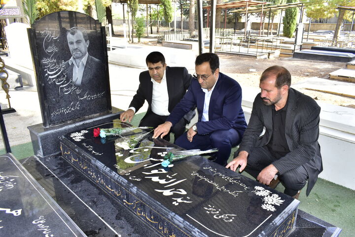 ادای احترام مدیرکل آموزش و پرورش کهگیلویه و بویراحمد به خبرنگار پیشکسوت