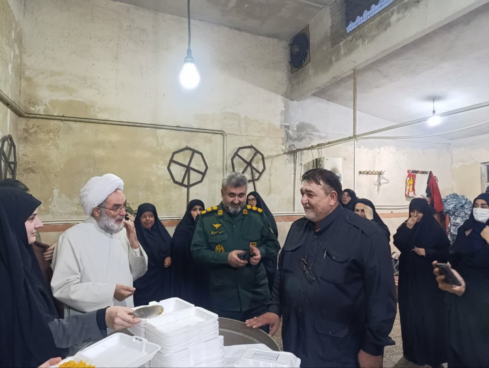 تفقد پدرانه نماینده ولی فقیه گیلان با بانوان جهادگر جنگ تحمیلی اخیر