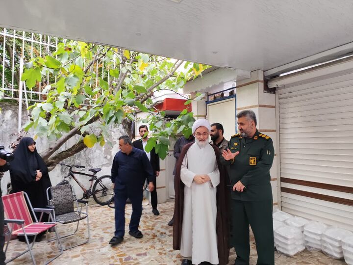 تفقد پدرانه نماینده ولی فقیه گیلان با بانوان جهادگر جنگ تحمیلی اخیر