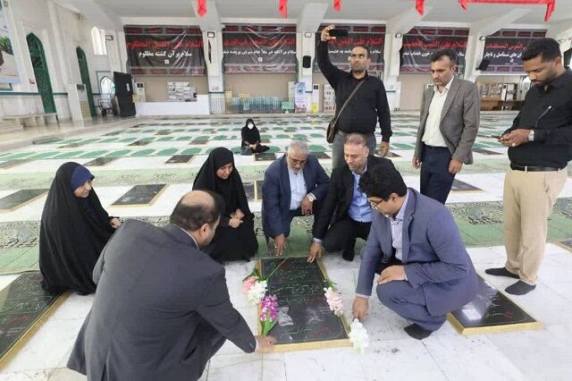 ادای احترام فعالان رسانه‌ای هرمزگان به شهدا و پیشکسوتان فقید مطبوعات