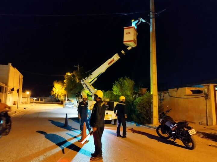 روشنایی مرز مهران با تلاش صنعت برق استان مرکزی / نصب ۵۰ پروژکتور و اجرای ۵۰۰ متر کابل خودنگهدار