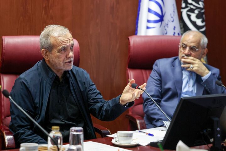 پزشکیان بر شناسنامه‌دار کردن کالاها به عنوان راه نجات اقتصاد از قاچاق و احتکار تاکید کرد