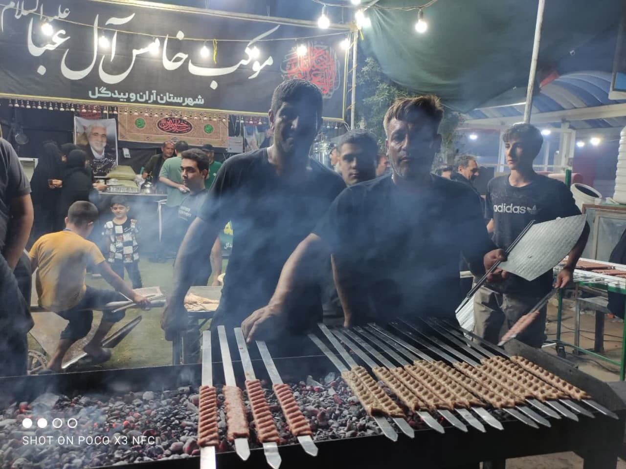 دلدادگی خالصانه دیار کویر به حسین(ع)؛ خدمت‌رسانی ۱۹ موکب آران و بیدگل در طریق‌الحسین(ع) 