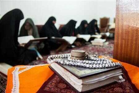 لبیک به ندای رهبری در دل اربعین؛ جلسه خانگی قرآن در خانه یک میزبان عراقی