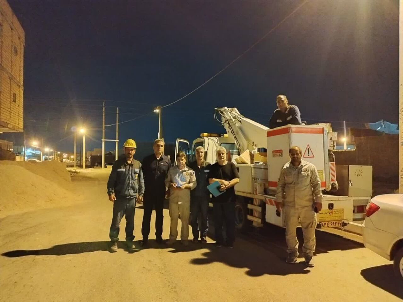 روشنایی مرز مهران با تلاش صنعت برق استان مرکزی / نصب ۵۰ پروژکتور و اجرای ۵۰۰ متر کابل خودنگهدار